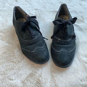 Leather wing tip shoes